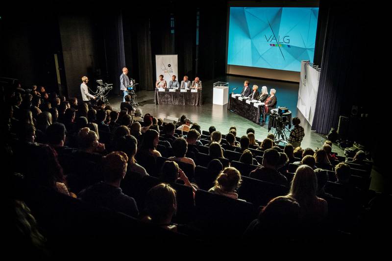 Auditoriet på Vågen videregående var fullsatt av elever som fulgte debatten med toppolitikerne i Sandnes mandag.