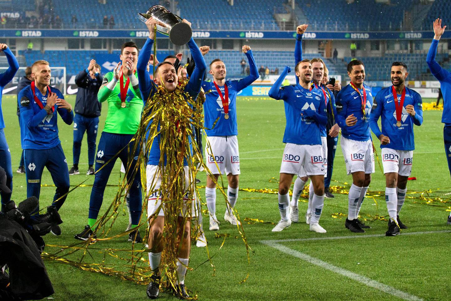 Ikke engang sånn. Molde feirer gullet i fjor foran trist lite folk på Aker Stadion.
Foto: Svein Ove Ekornesvåg/NTB scanpix