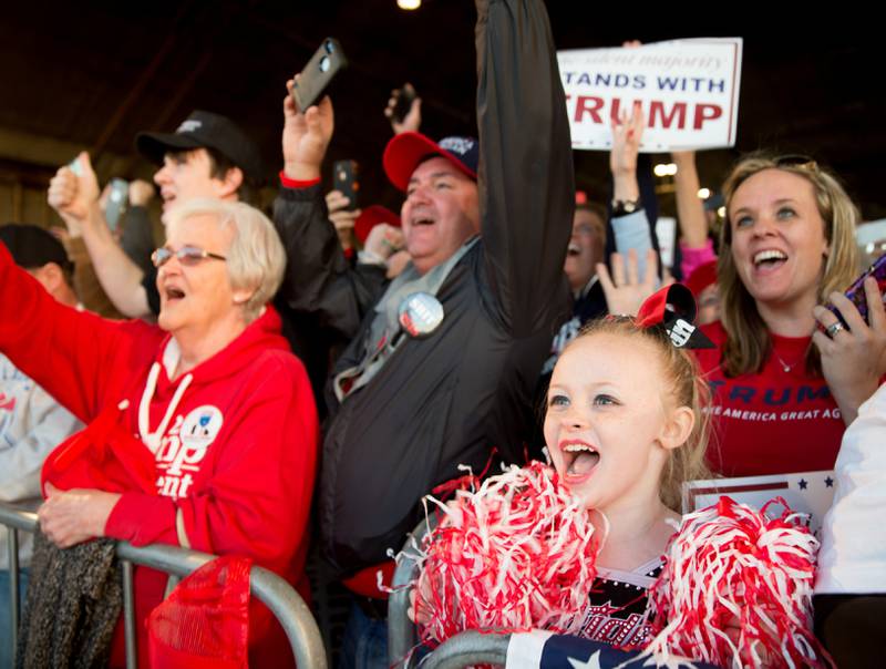 Publikum heier fram Donald Trump på et valgmøte i Virginia. FOTO: NTB SCANPIX