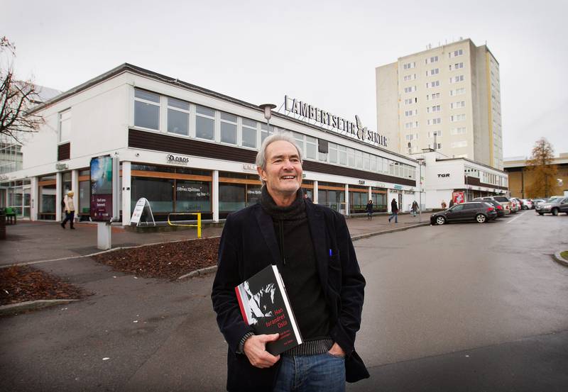 – Lambertseter senter og høyblokka bak er et av arkitekt Frode Rinnans mange verk, sier Ivar Sekne, som har skrevet bok om mannen som forandret Oslo. FOTO: Arne Ove Bergo