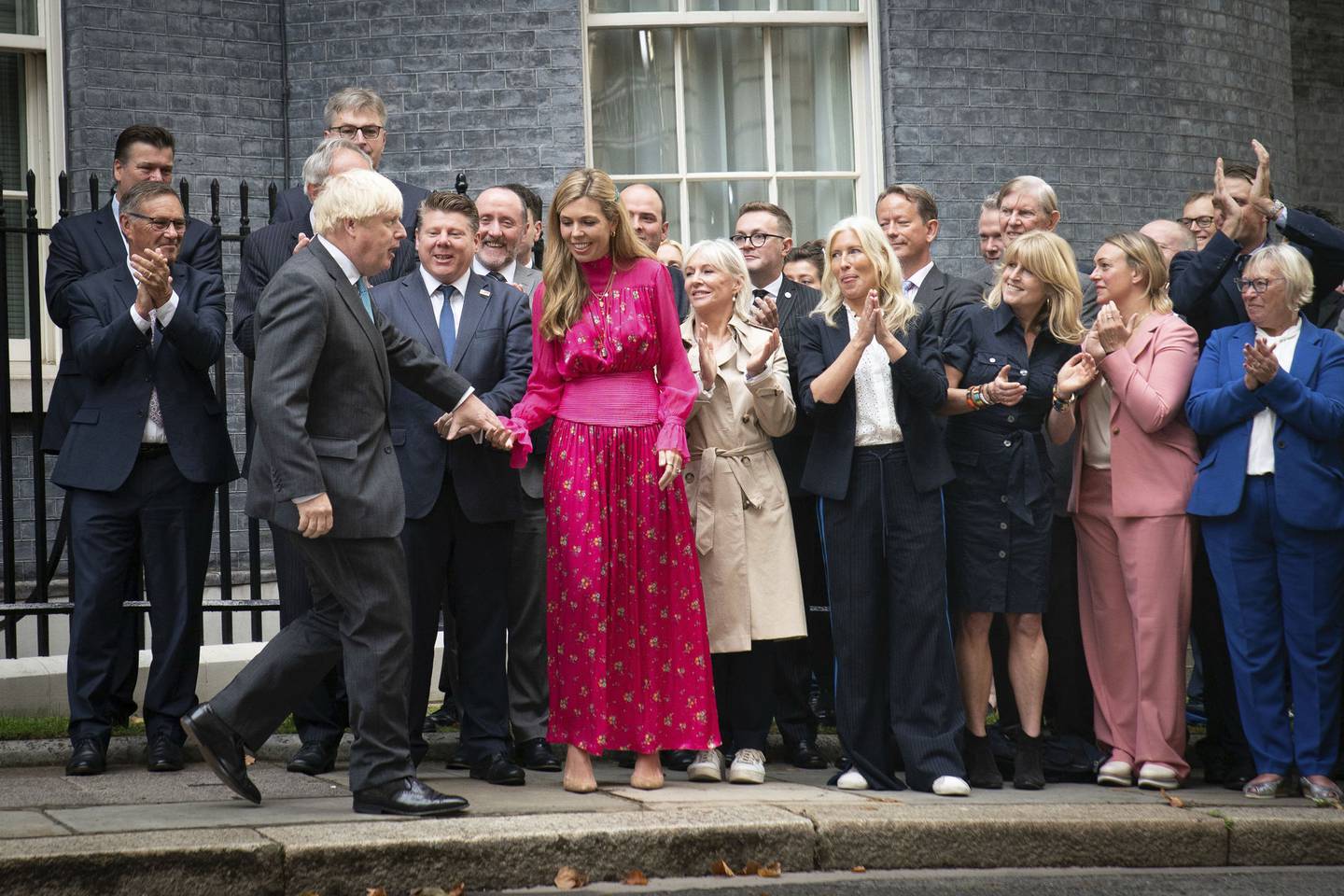 Boris Johnson og kona Carrie tok avskjed utenfor Downing Street 10 tirsdag.