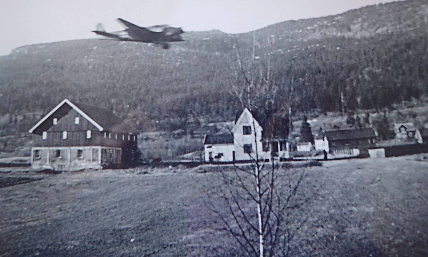 Krigen kom til Åssiden da dette tyske flyet passerte over Kvanlidgården 9. april 1940. Utlånt fra Tor Adler Knudsens fotosamling. 19.05.21.-149