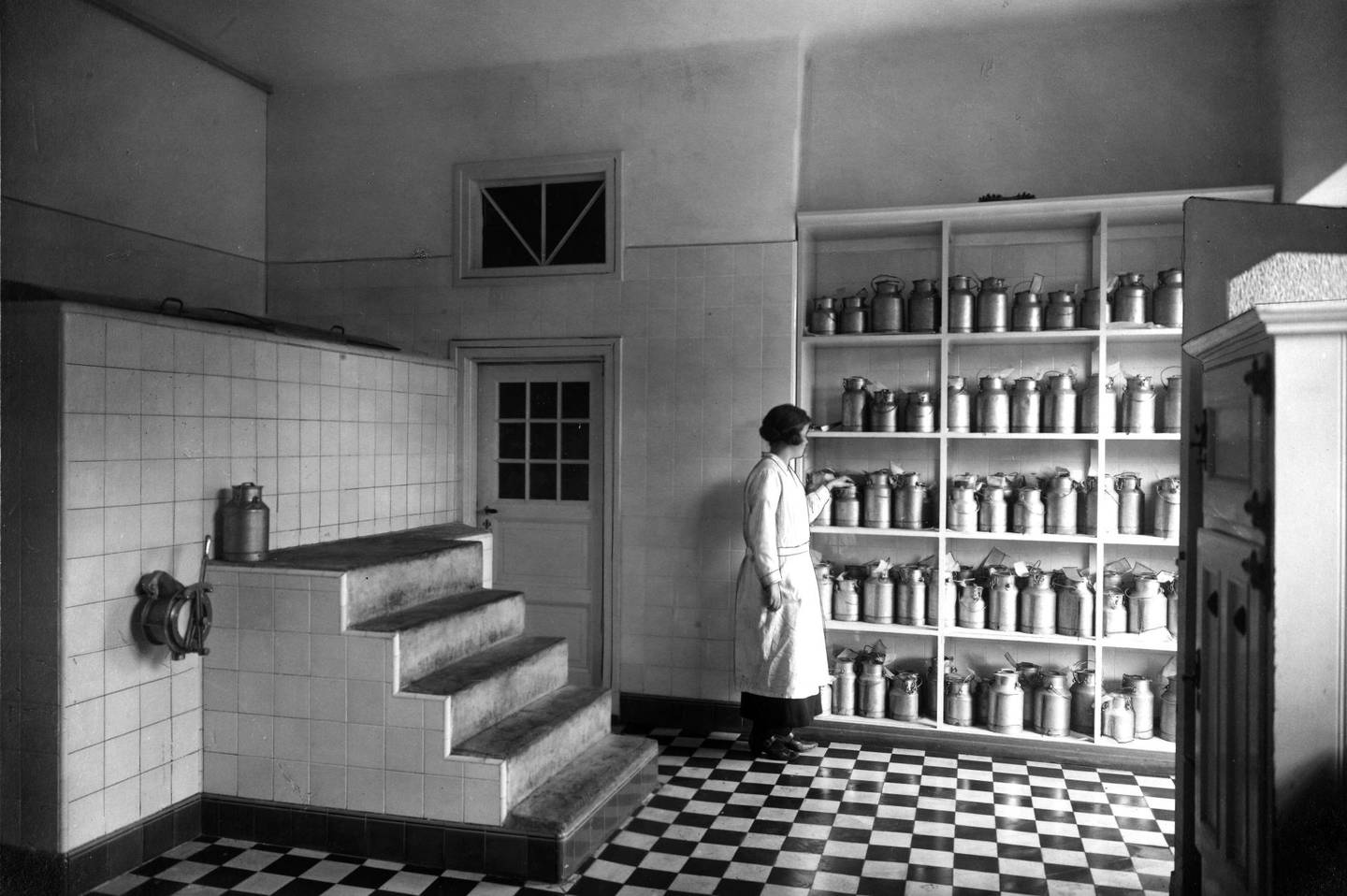 Strenge helseforskrifter fremmet hygiene, slik som hos melkelageret hos Ullevål Samvirkelag på Dam­plassen i slutten av 1920-årene.