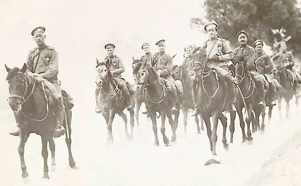 HESTER I KRIG: 8 millioner hester ble drept under den første verdenskrig, 1914 til 1918. Her rir russiske soldater inn i Østerrike.  FOTO:  NATIONAL GEOGRAPHIC SOCIETY