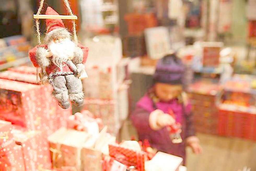 Hvordan finne den rette gaven - når folk ikke ønsker seg noe? Ifølge filosof Einar Øverenget gir gaveinnkjøp en god anledning til å reflektere over relasjoner. FOTO: CORNELIUS POPPE/NTB SCANPIX