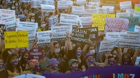 Tusenvis av kvinner protesterer mot vold og partnerdrap i Tyrkia 