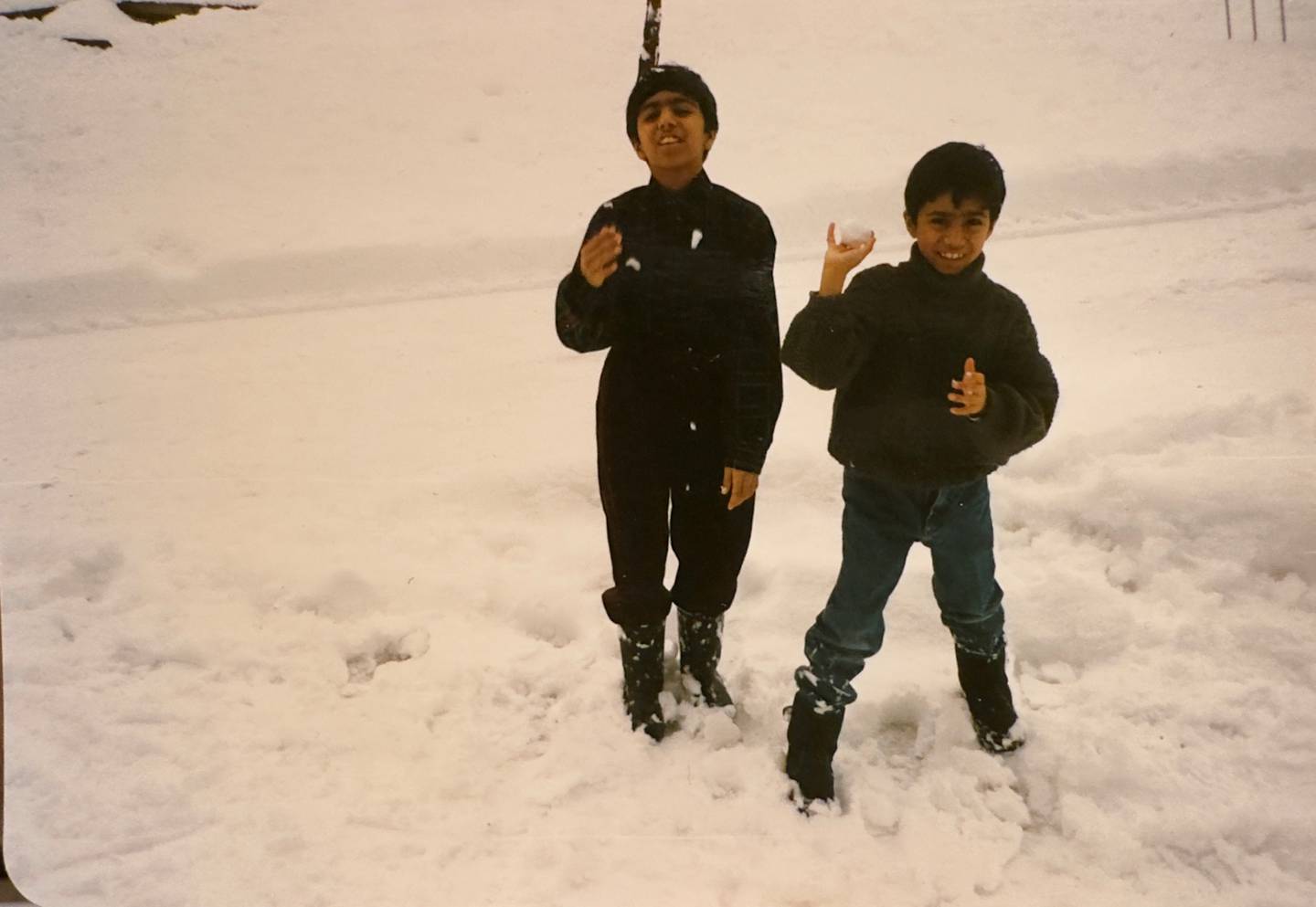 Usman og storebror Awais leker i snøen i Tante Ulrikkes vei i 1996. I dag er de lege og tannlege.