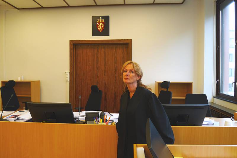 Anne Kroken, forsvarer for 25-åringen som er tiltalt for drapsforsøk, sier at hennes klient ikke forsøkte å drepe fornærmede og at han heller ikke kan dømmes for dette. Foto: Tore Bruland