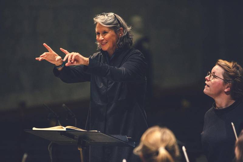 Grete Pedersen skal dirigere både kor og orkester når Islandsmoens bykantate til Moss skal fremføres i juni. Foto: Bård Gundersen
