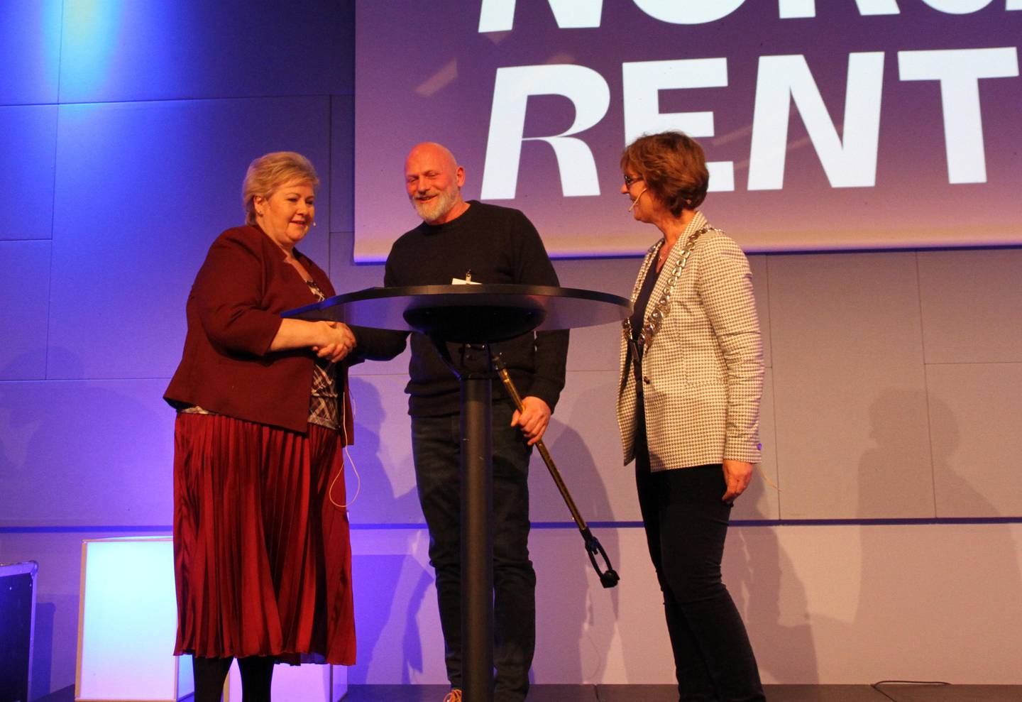 Statsminister Erna Solberg og Bærum-ordfører Lisbeth Hammer Krog overrekker Sten Helberg det synlige beviset på at han er vinner av «Gullklypa 2019».