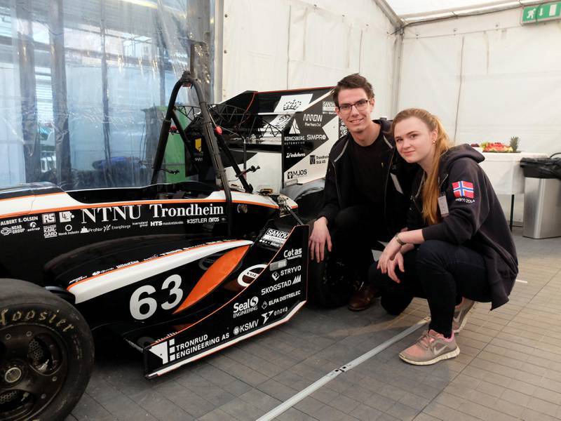 Studentbil: Sondre Audal og Maja Worren Legernæs har vært med på å lage en elbil som går fra 0 til 100 km/t på 2,2 sekunder.
