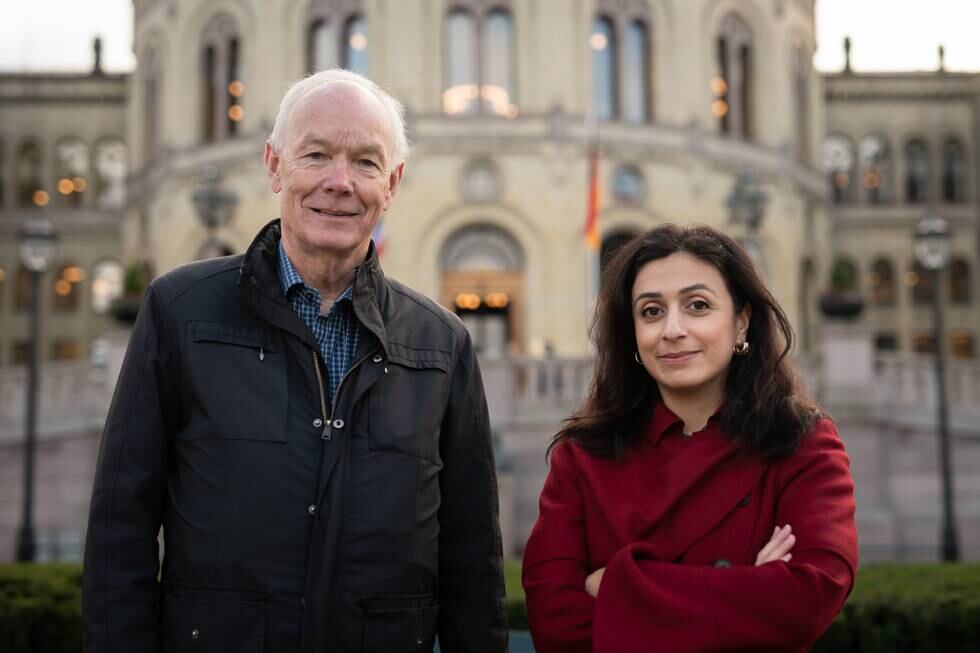 Hadia Tajik (Ap) og Per Olaf Lundteigen (Sp) utenfor Stortinget, 4. november.