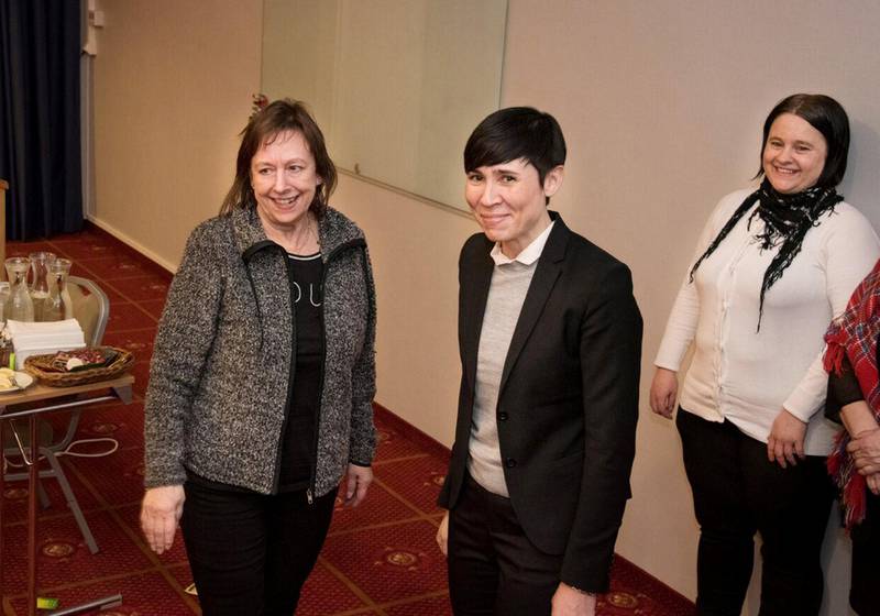 I februar møtte utenriksminister Ine Eriksen Søreide (H) støttegruppa til Frode Berg i Kirkenes. Bergs kone Anita Berg til venstre, og datteren Christina Berg til høyre.