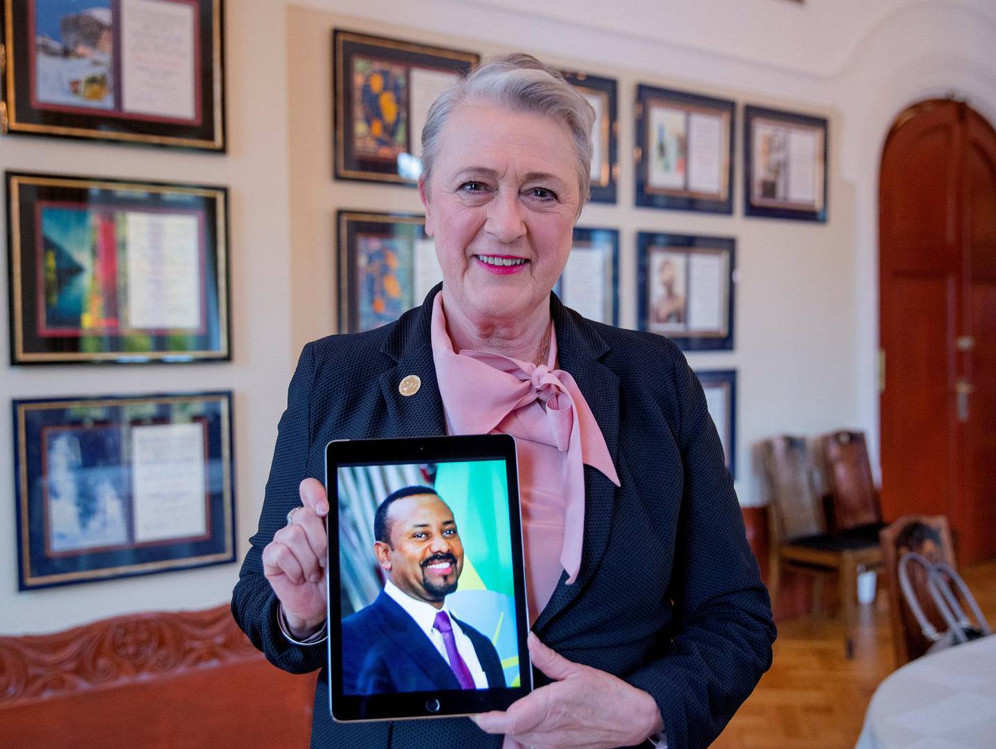 Berit Reiss-Andersen, leder av Nobelkomiteen, med bilde av årets prisvinner, Etiopias statsminister Abiy Ahmed Ali.