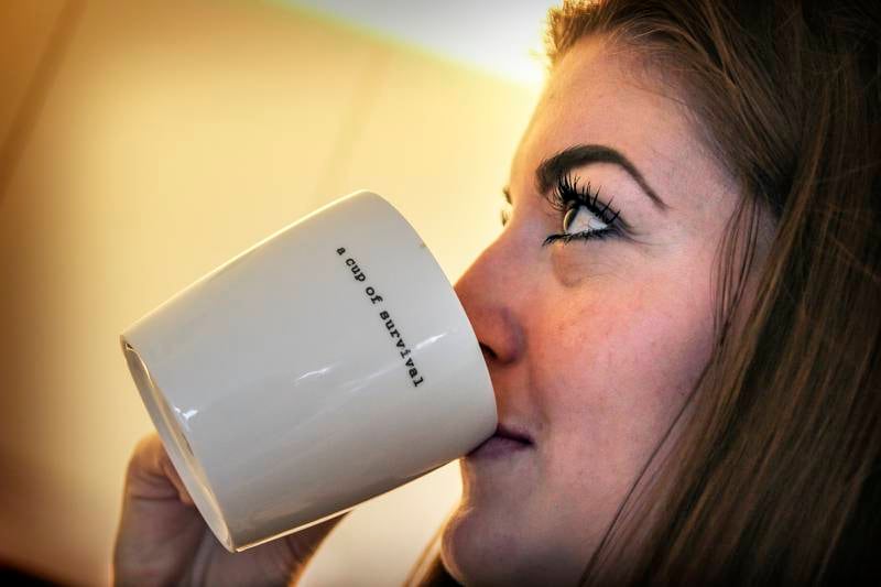 Karina drikker mye kaffe. Hjemme hos foreldrene drikker hun helst favorittdrikken fra koppen med påskriften «A cup of survival».