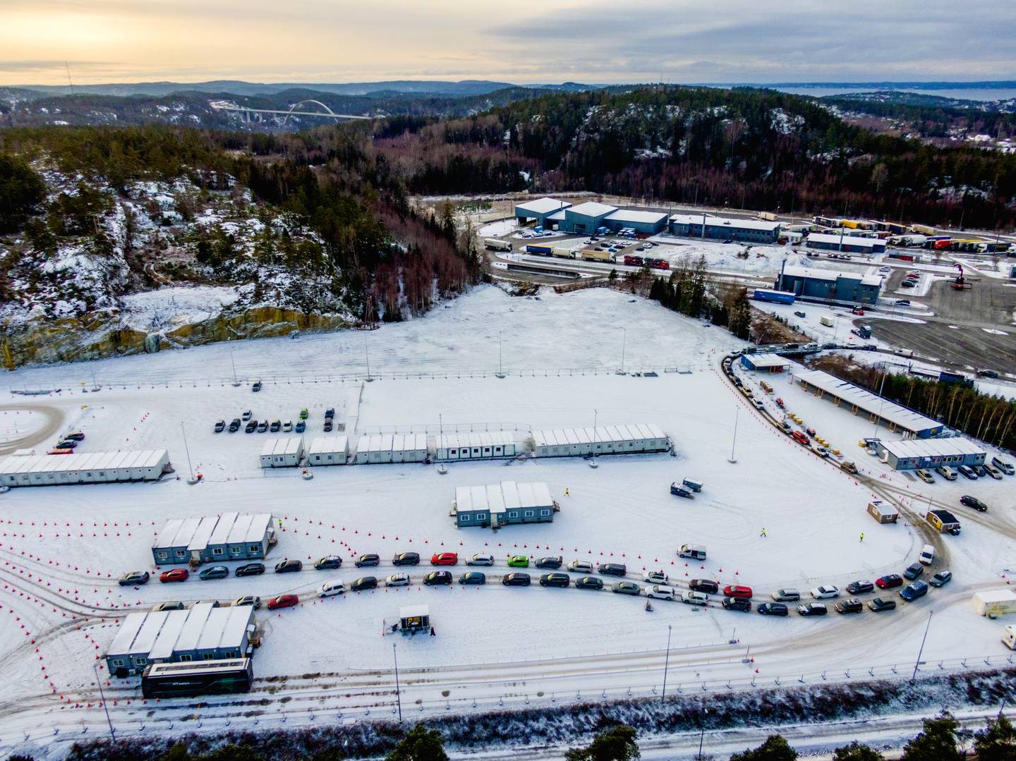Teststasjonen ved E6 på Svinesund etter at det igjen er innført pålegg om at alle reisende må teste seg for koronavirus og omikronsmitte ved innreise. Foto: Stian Lysberg Solum / NTB