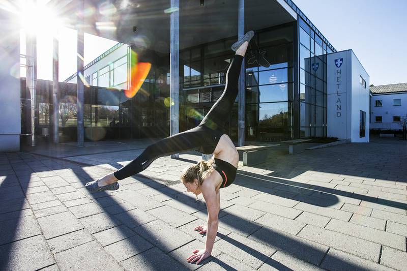 Daglig leder Amalie Hauge driver aktivt med dans. Nå håper hun at sports-BH-en vil inspirere flere jenter til å starte å trene. Foto: Roy Storvik
