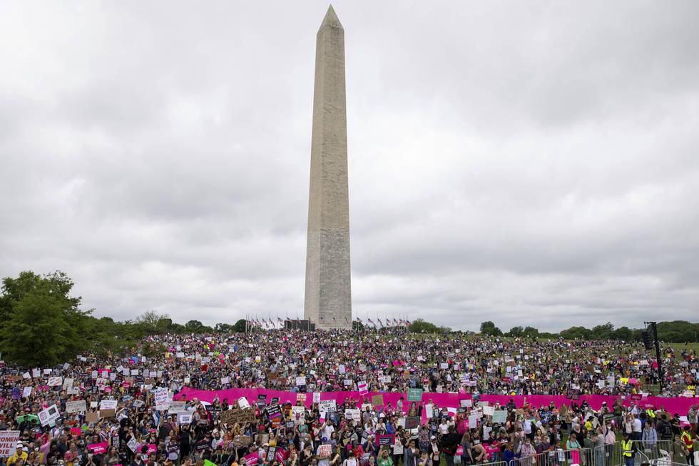Det var store demonstrasjoner i USA forrige helg mot høyesterettens ventede avgjørelse om å fjerne den landsdekkende retten til abort. Her fra Washington-monumentet i hovedstaden. Foto: Amanda Andrade-Rhoades / AP / NTB