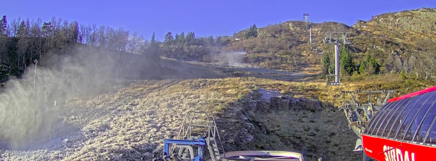 Webkameraet fra Sirdal Skisenter viser at snøkanonene er i gang.