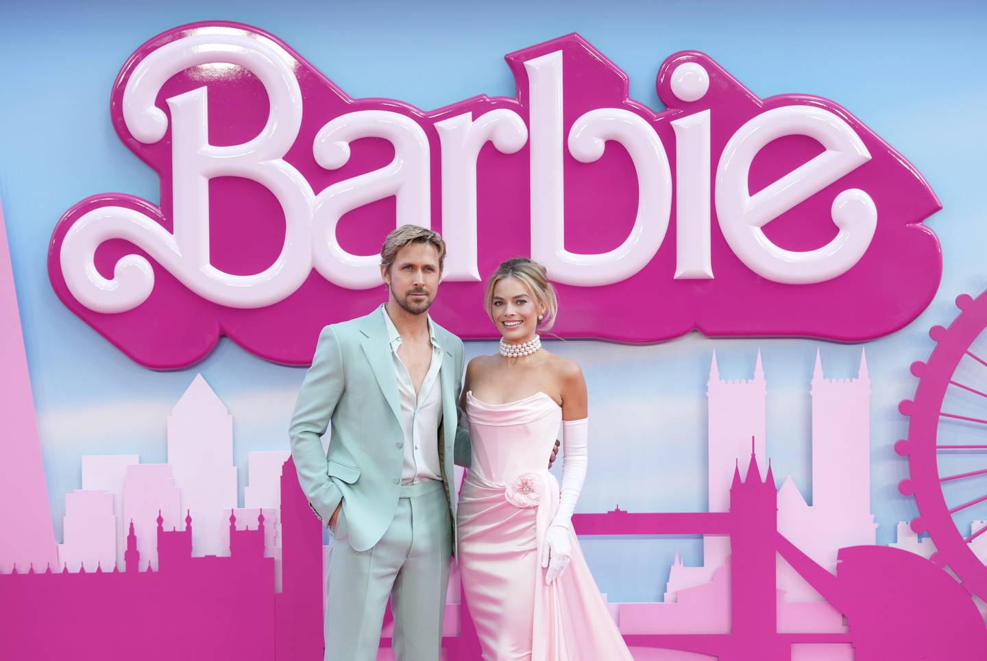 FIL - Ryan Gosling, venstre, og Margot Robbie poserer for fotografer ved ankomst til premieren på filmen Barbie 12. juli 2023 i London. (Scott Garfitt/Invision/AP, File)