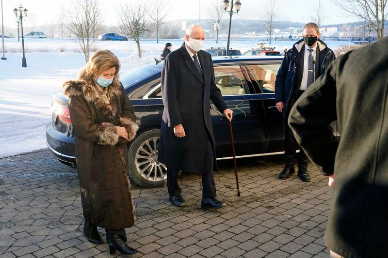 Skjetten 20210103. 
Kong Harald, og dronning Sonja Haakon  besøker Olavsgaard hotell for å møte pårørende og evakuerte etter jordraset i Ask i Gjerdrum.
Foto: Lise Åserud / NTB / POOL