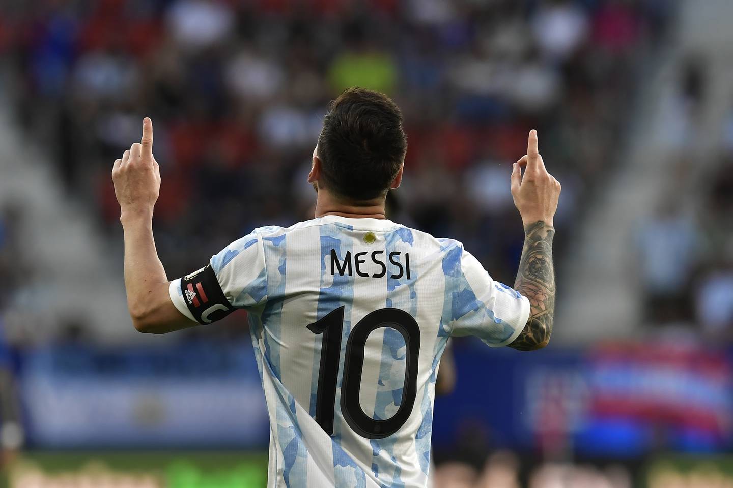 Lionel Messi var i sitt ess og scoret fem mål for Argentina søndag. Foto: Alvaro Barrientos / AP / NTB