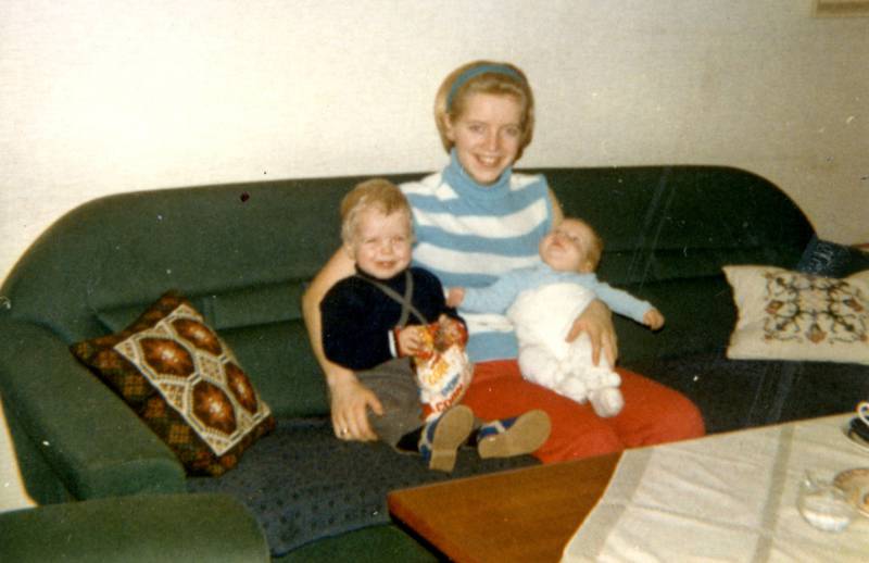 Livet i Drammensveien 155b anno 1974, på den tida da alt stakk. Gulvteppet, sofastoffet, de broderte putene, strømpebuksa. Meg, mamma og Jan-Erik.