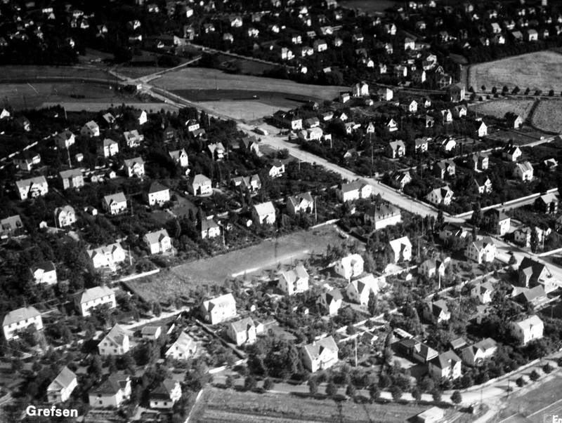 Med jernbanen i 1900 og trikk til Grefsen i 1902, ble Nedre Grefsen trukket inn i byutviklinga. Aker-ordfører og motstander av kommunesammenslåing, Andreas Morell, stykket ut gården til villatomter. På bildet fra 1937 ses resultatet. Storo-krysset med Grefsenveien på skrå til venstre. Morells vei til venstre i bildets nedre kant. FOTO: HARSTADS FORLAG/OSLO BYARKIV