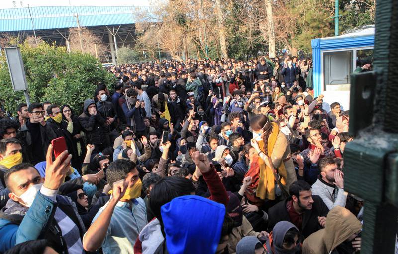 Demonstrasjoner har pågått i flere dager i en rekke byer i Iran. Her studenter ved Universitetet i Teheran i en demonstrasjon i helgen.