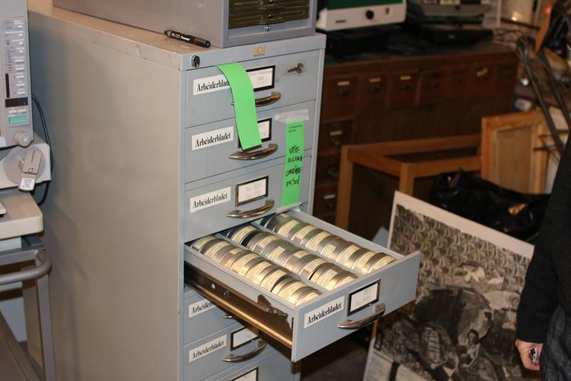Mikrofilmer med gamle utgaver av Arbeiderbladet/Dagsavisen.