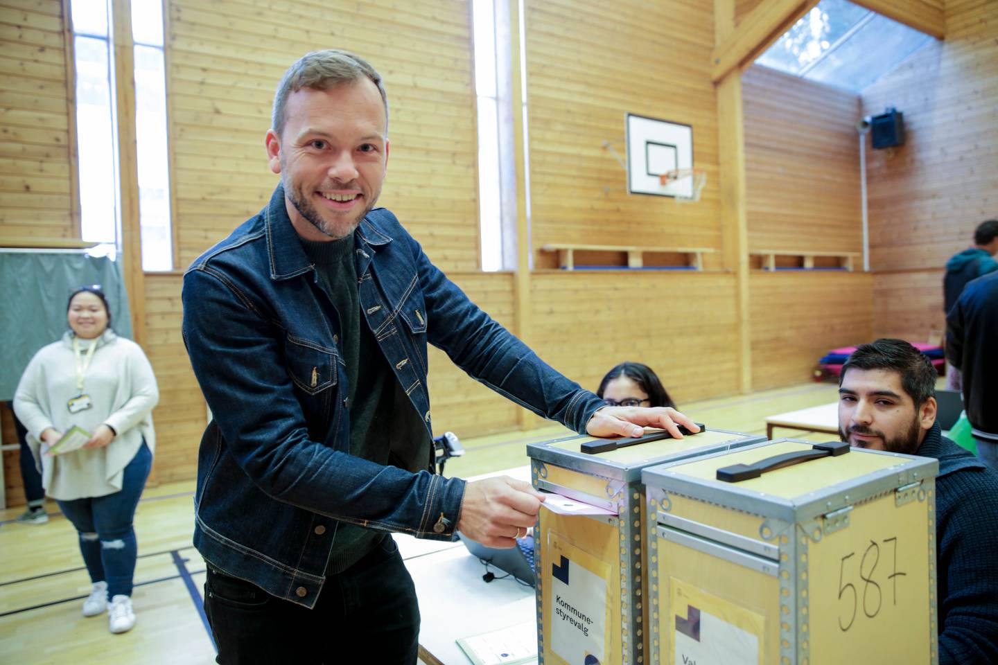 Oslo 20190909. 
SV-leder Audun Lysbakken avlegger stemme på Hallagerbakken skole.
Foto: Vidar Ruud / NTB scanpix