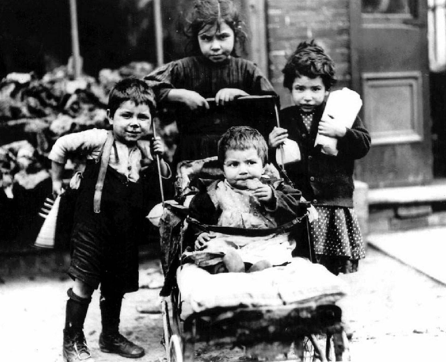 Barn måtte ofte klare seg på egen hånd mens foreldrene var lange dager på jobb. Eller så ble de bare forlatt. Fotografiet er fra Canada i 1911.
FOTO: WIKIPEDIA COMMONS