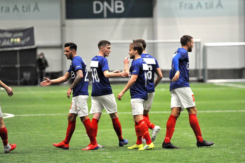 Vålerenga-spillerne banket Strømmen med 4-1 i fredagens treningskamp i LSK-hallen. Tirsdag står Ullensaker/Kisa på motsatt halvdel.