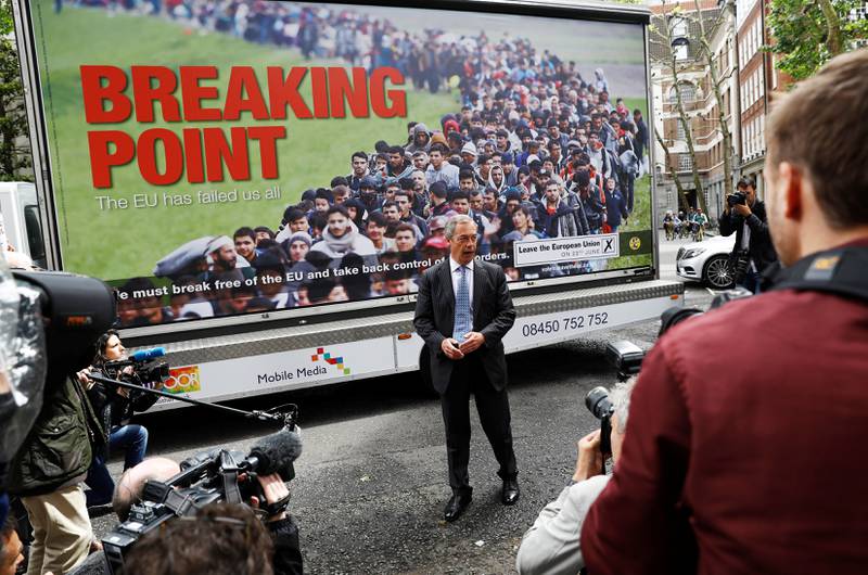 Denne plakaten fra partiet UKIP, som ledes av Nigel Farage, har vært sterkt omstridt etter drapet på Jo Cox. Immigrasjon er det viktigste kortet for anti-EU-siden. FOTO: STEFAN WERMUTH /NTB SCANPIX