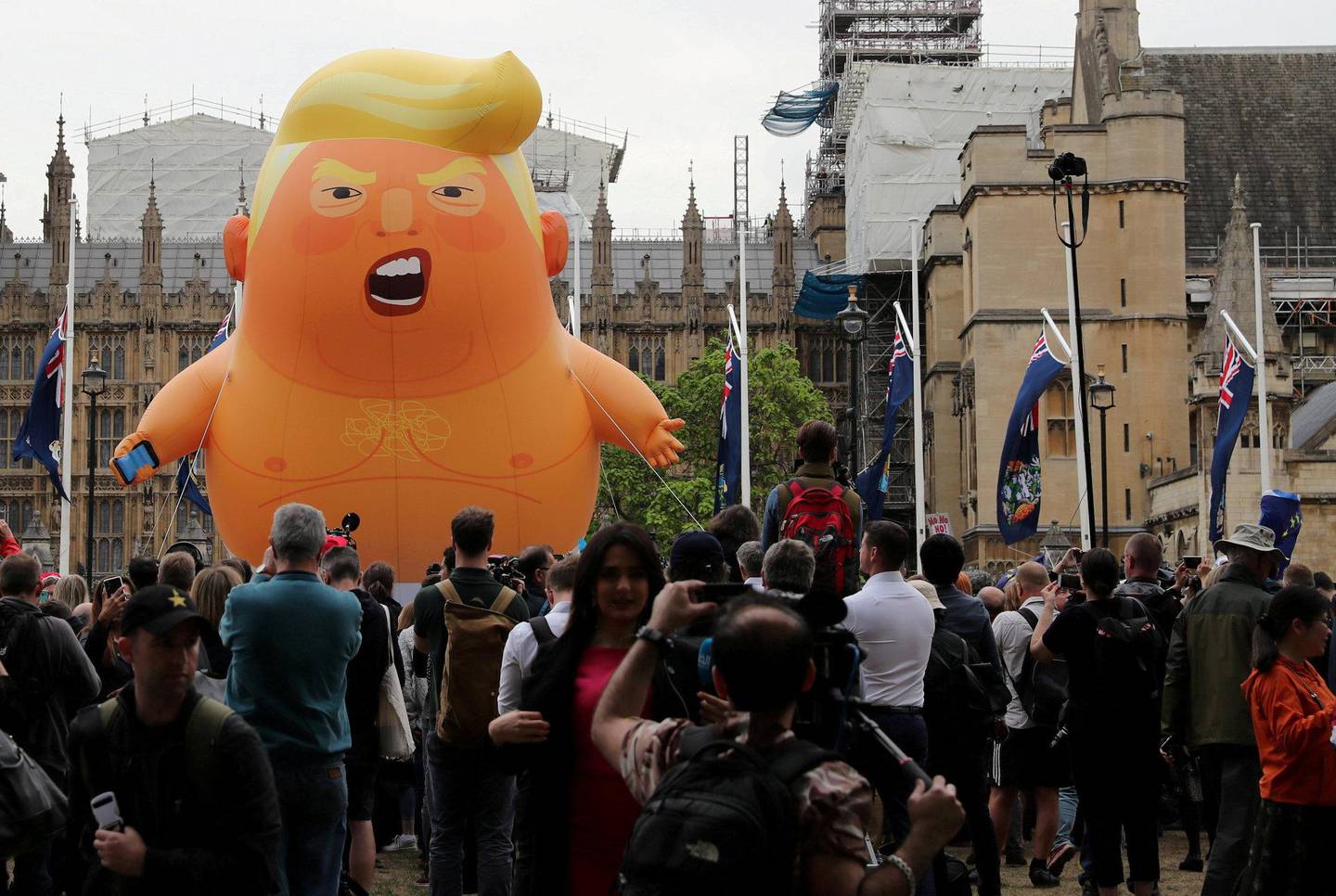 BABY TRUMP: Ballongen av Trump kom i lufta i går i London. FOTO: NTB SCANPIX