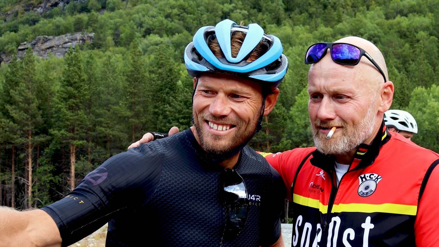 Tidligere proffsyklist Thor Hushovd (t.v.) og Håkon Pedersen fra Idretten Skaper Sjanser tar en selfie sammen under Arctic Race of Norway 2021.