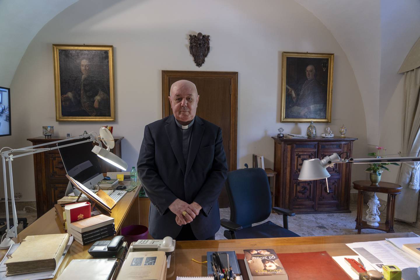Erkebiskop Sergio Pagano har voktet Vatikanets arkiv i 45 år. Nå er det slutt.