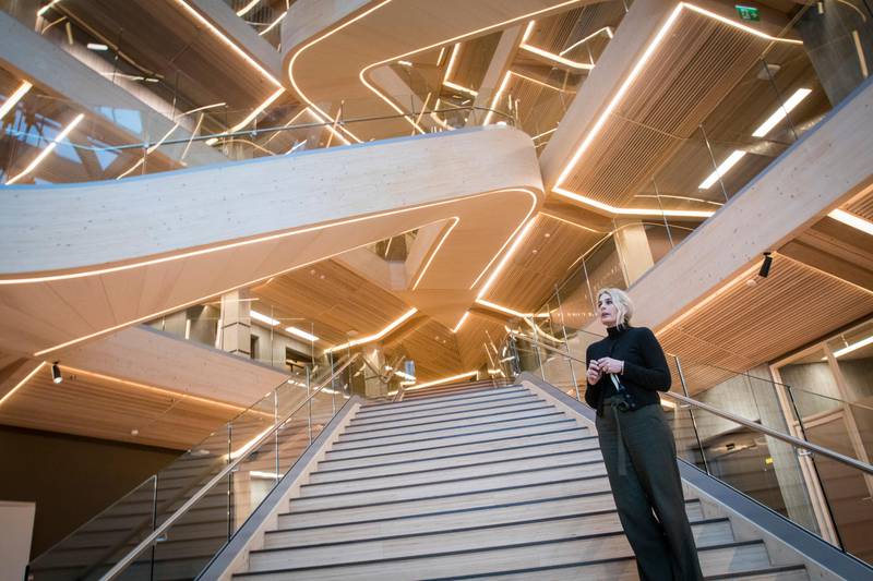Pia Fischer, konsernbanksjef, viste rundt i den nye Finansparken i Bjergsted