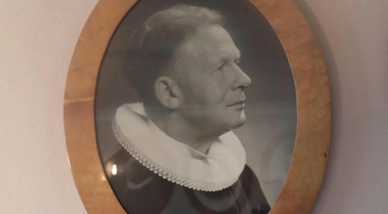 tekstforfatteren: Bjarne Eriksen (1902-1986), sogneprest i Strømsø og Tangen, skrev teksten til kantaten.
