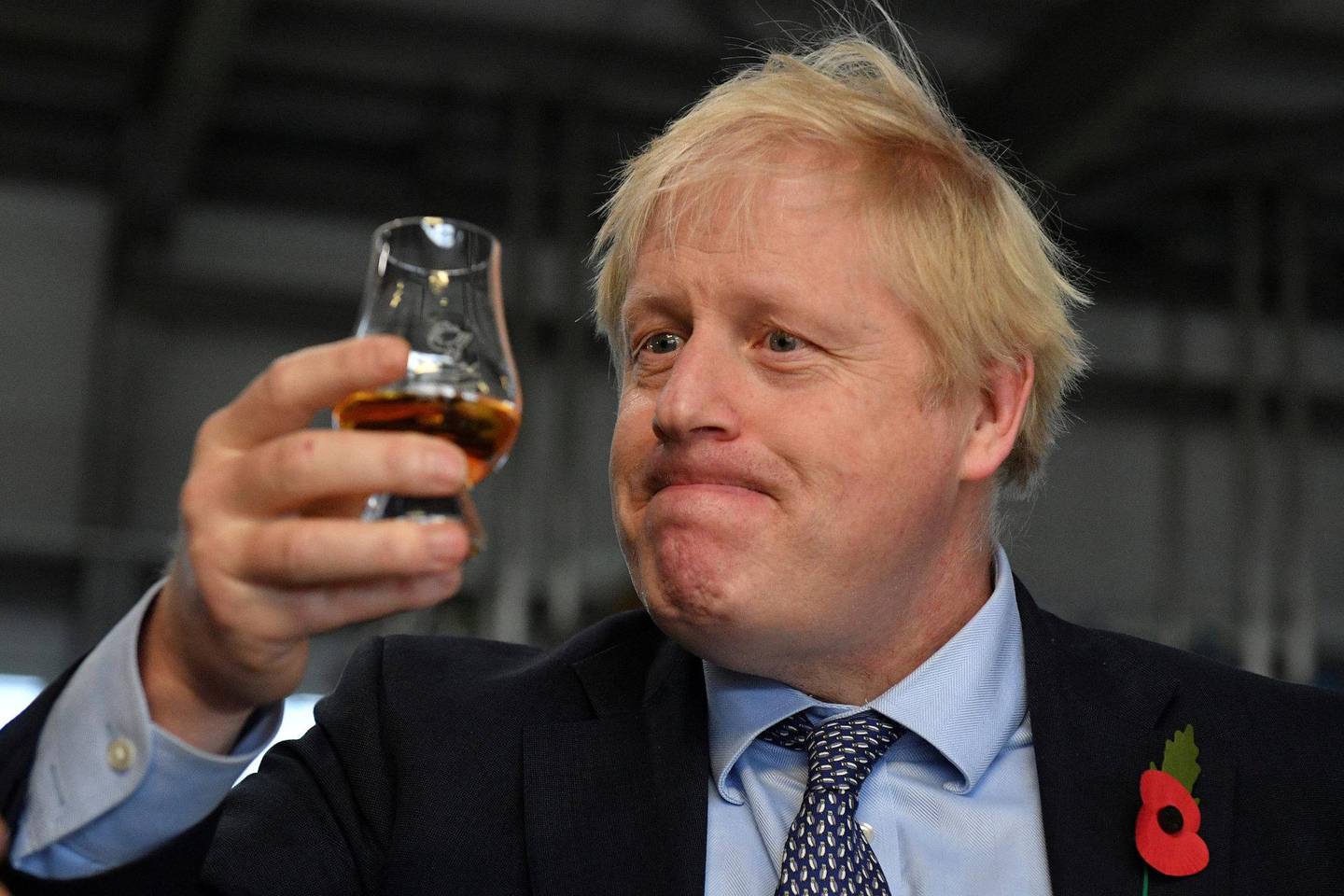 Statsminister Boris Johnson smakte whisky under et besøk i Skottland torsdag. FOTO: NTB SCANPIX