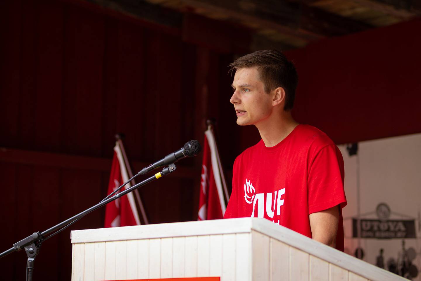 Isak Hagaseth Mydske, lokallagsleder i Fredrikstad og Hvaler AUF, står på talerstolen på Utøya iført rød AUF-skjorte