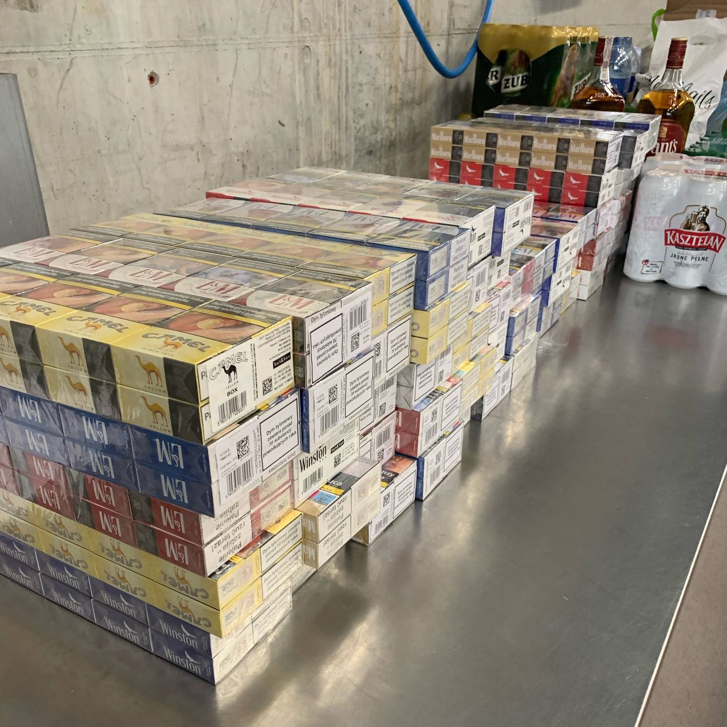 Fra beslag av 16.040 sigaretter, 37,2 liter øl, fire liter whisky og 77 kilo kjøtt ved Svinesund tollsted 22. november.
