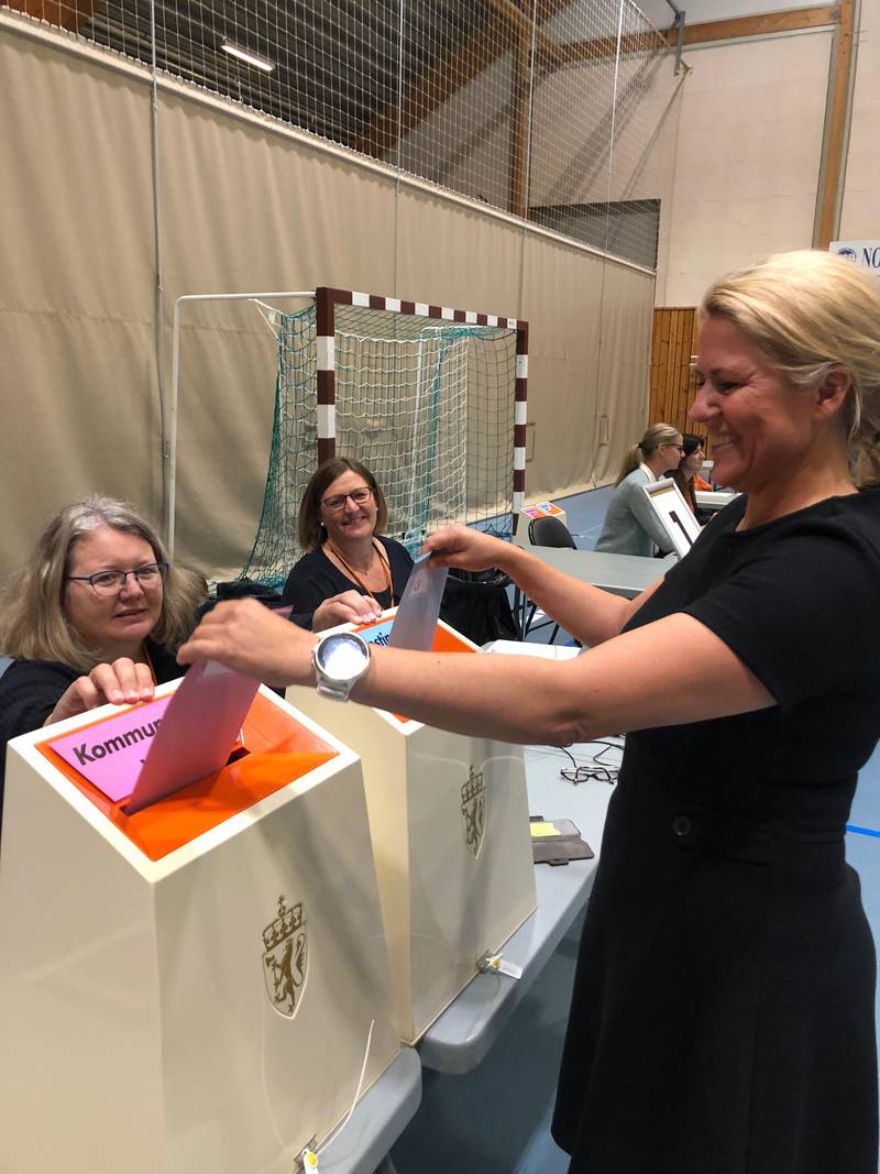 Kl 9 mandag morgen avga Aps ordførerkandidat Monica Myrvold Berg sin stemme i valget til henholdsvis nye Drammen kommune og Viken fylke. Det skjedde i Mjøndalshallen.
