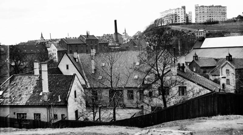 Hovedbygningen fra 1802 er Grünerløkkas eldste bygning. I bakkant sees møllebygningene. Restauranten Nedre Foss Gård fikk store skader i en brann lille nyttårsaften 2015, men skal etter planen gjenåpne 23. november.