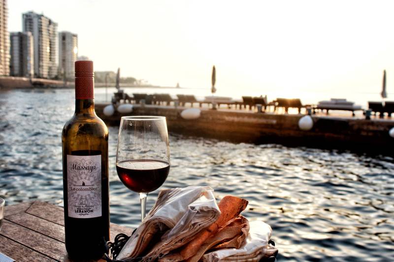 Sitt ned med et glass vin og nyt livet på Beiruts berømte strandpromenade. FOTO: KRISTINA QUINTANO