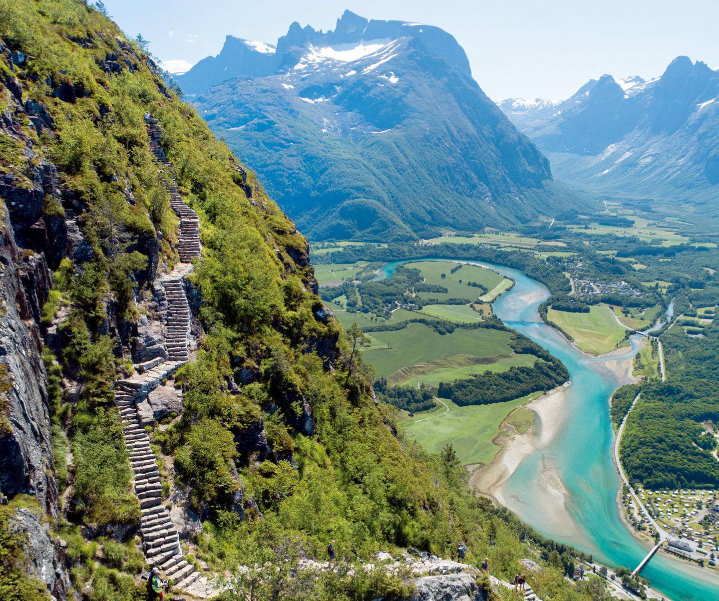 Romsdalstrappa er et trygt alternativ for deg som synes turen over Romsdalseggen blir for krevende.  Foto: Svein Nord/NTB scanpix
