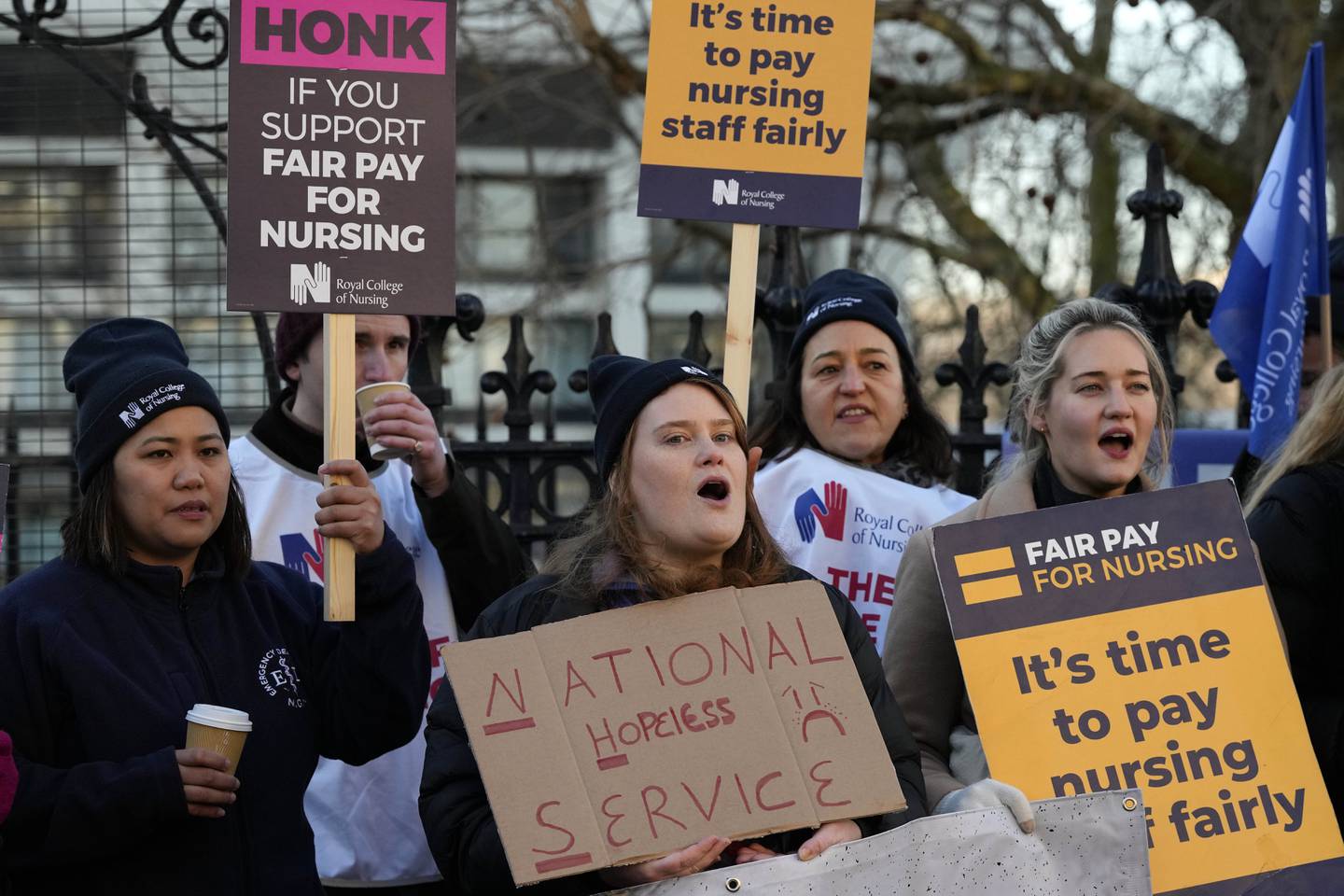 Sykepleiere fra St. Thomas' Hospital i London. Mandagens streik er den største i helsevesenets historie. Foto: Frank Augstein / AP / NTB