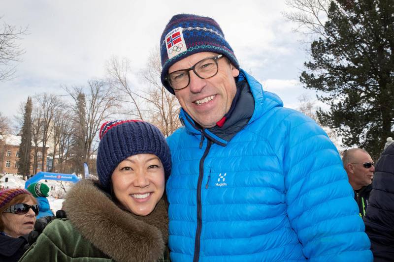 Johann Olav Koss og kona Jennifer Lee var på Lillehammer-OLs 25-årsjubileum i februar. Søndag kan han velges inn i idrettsstyret.