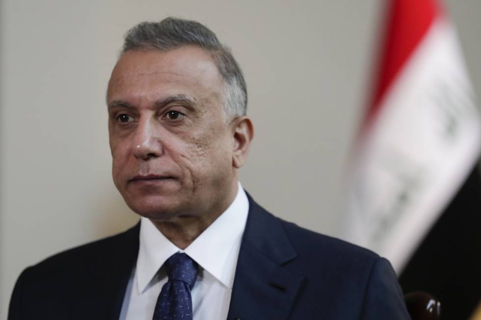 Statsminister Mustafa al-Kadhimi i Irak overlevde et drapsforsøk i helgen. Men det er ulike teorier og meninger om hva som egentlig skjedde.