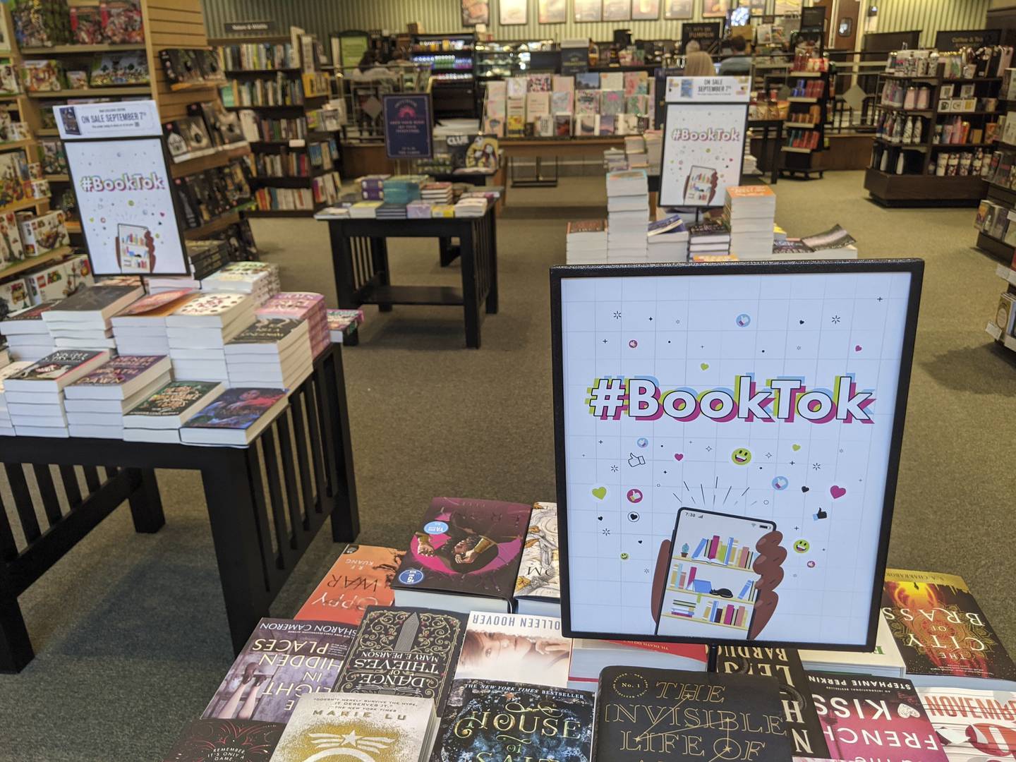 Flere bokhandlere har begynt å sette oppe egne hyller og anbefalinger med Booktok-bøker.